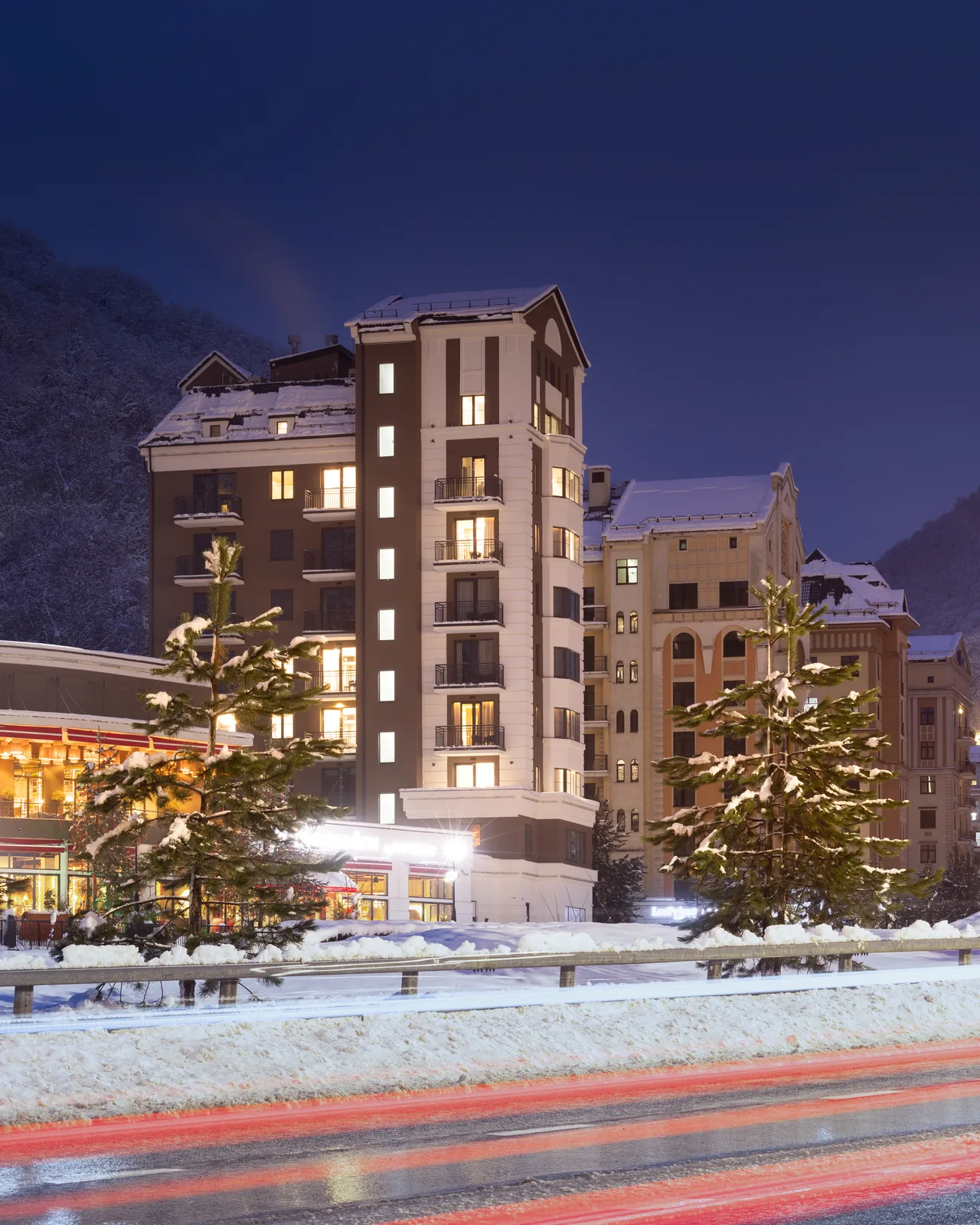 LeePrime Residences — корпус на набережной Мзымты зимним вечером, Роза Хутор